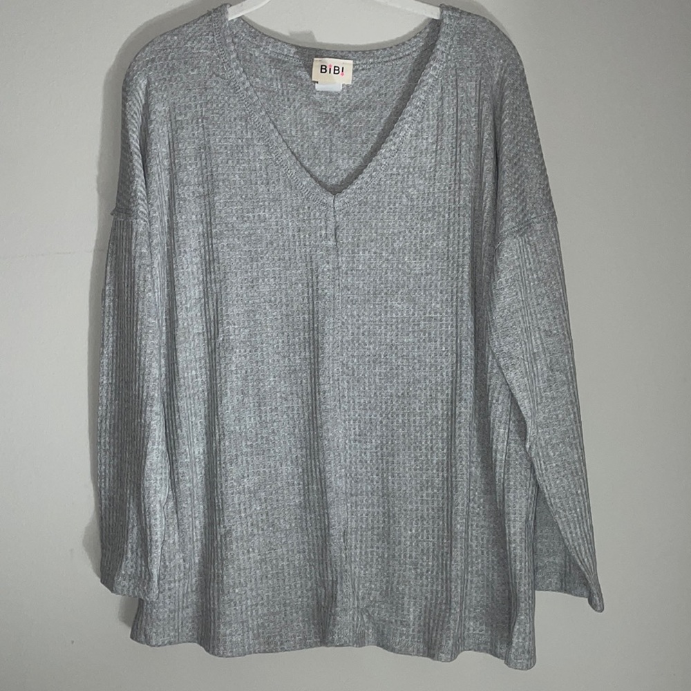 NWOT • BIBI LIGHT GREY V-NECK LONG SLEEVE WAFFLE KNIT TOP